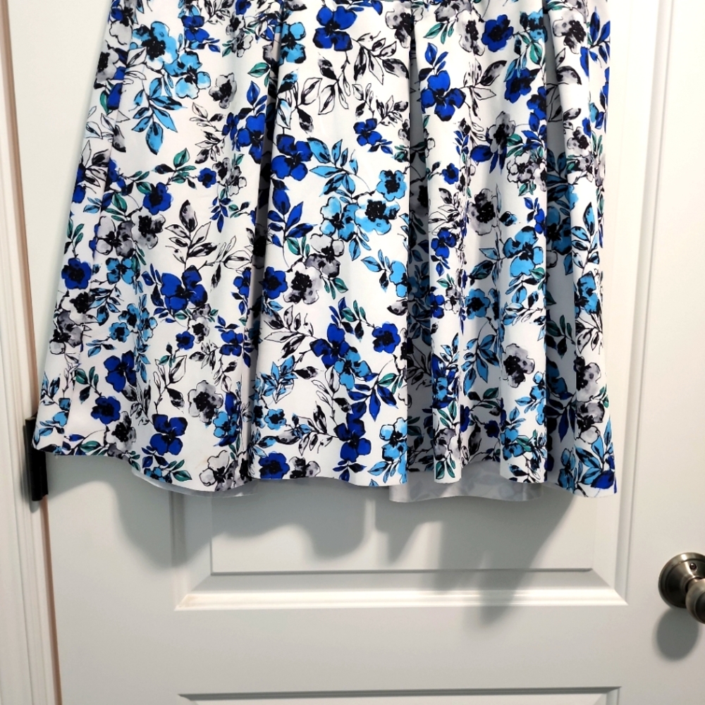 Torrid blue floral skirt sz 1